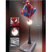 Spider-Man Statue Taille Réelle sur Lampadaire Lumineux Rubie's